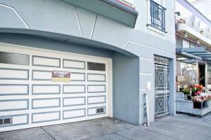 una puerta de garaje de una casa con un cartel en ella en HUGE Open Concept Living in Best Location, en San Francisco