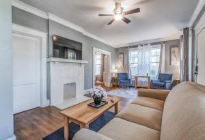 Χώρος καθιστικού στο 10 Min to U of Memphis-Rozelle Retreat Right Unit
