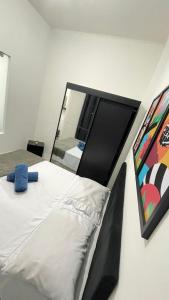 1 dormitorio con cama y espejo grande en Apartamento Copa Standard HIR 4, en Río de Janeiro