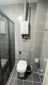 y baño con aseo y ducha. en Apartamento Copa Standard HIR 4, en Río de Janeiro