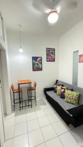 sala de estar con sofá y mesa en Apartamento Copa Standard HIR 4, en Río de Janeiro
