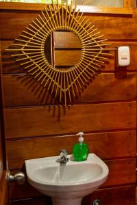 プエルト・マルドナードにあるAroldo Amazon Lodgeのバスルーム(洗面台、鏡付)