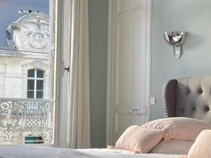 una camera con un letto e una porta con una finestra di Villa Joséphine a Brienne-le-Château