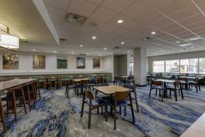 ein leeres Esszimmer mit Tischen und Stühlen in der Unterkunft Fairfield Inn and Suites Hutchinson in Hutchinson