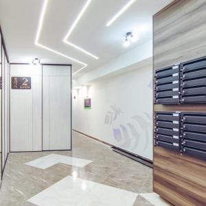 un vestidor con una pared de cajones en OOTA Soko Ha, en Kragujevac 19 fotos más