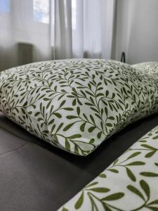 Cama con almohada blanca y negra en el suelo en OOTA Soko Ha, en Kragujevac