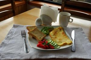 Lastili Inn Hotel في ميستيا: طبق من الطعام مع الخبز المحمص والخضروات على طاولة
