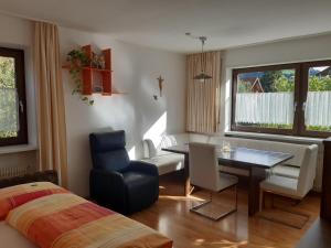 - une chambre avec un lit, une table et une chaise dans l'établissement App. Brunner, à Valdaora