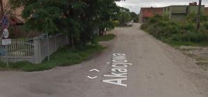 uma estrada com um sinal que diz vício escrito nela em Namiot near WrocLOVE only place to TENT em Kiełczów