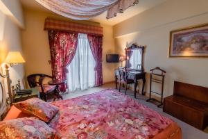 a bedroom with a large pink bed and a dresser at Hotel Alhama in Cintruénigo