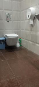baño con aseo y dispensador de papel higiénico en Hostel ALEX&TSA en Cracovia