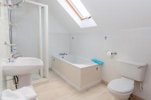 Koupelna v ubytování Rathmullan Village Home + 19 fotografií