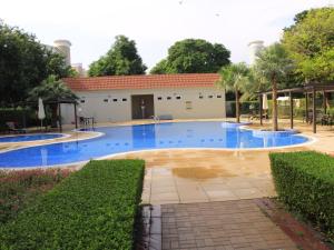 uma grande piscina com um edifício ao fundo em Dreams Hostel em Dubai