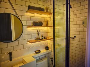 a bathroom with a mirror and a sink and a shower at STUDIO GZ VN Faria Lima in Sao Paulo