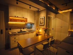 a kitchen with a wooden table and chairs at STUDIO GZ VN Faria Lima in Sao Paulo