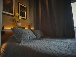 a bedroom with a bed with a pillow and a window at STUDIO GZ VN Faria Lima in Sao Paulo