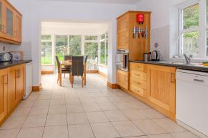 Nhà bếp/bếp nhỏ tại Rathmullan Village Home
