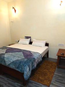 una camera con un grande letto di BAGH VILLA HOME STAY a Rājgarh