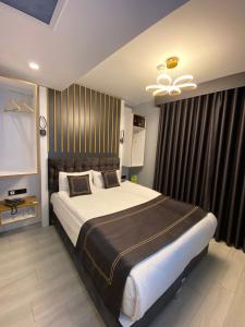 una camera con un grande letto e un soffitto di Med Life Hotel İstanbul Airport a Arnavutköy