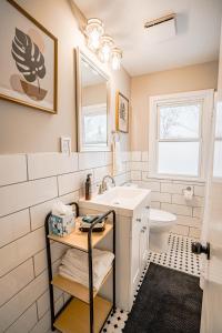 een badkamer met een wastafel en een toilet bij Contempo Cottage in Minneapolis