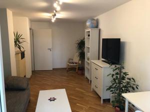 Телевизия и/или развлекателен център в Exklusive, gepflegte 2-Zimmer-Wohnung mit Balkon und Küche/Bad in Ludwigsburg