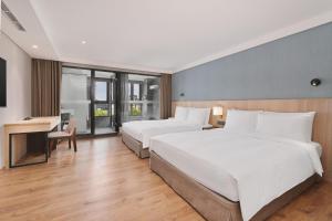 Rúm í herbergi á Four Points by Sheraton Yilan Jiaoxi