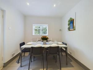 een witte eetkamer met een tafel en stoelen bij Luxury 4 Bedroom 2 Bathroom House Westminister Big Ben in Londen