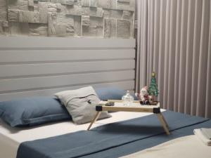 Un dormitorio con una cama con una mesa. en Banho de Lua - Vaca Brava en Goiânia