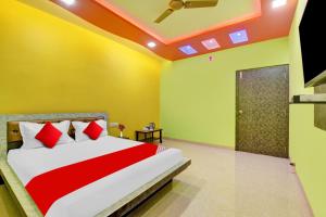 a bedroom with a bed with red and green walls at Flagship The Heart Residency in Rāmgarh