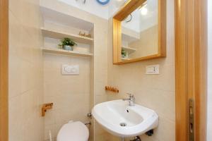 um banheiro com uma pia, um vaso sanitário e um espelho em Piccola Piazza Della Libertà em Roma mais 28 fotografias