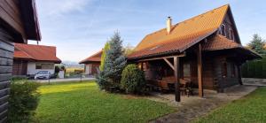 a small house with a brown roof on a yard at Drevenica u Vlada in Hrabušice