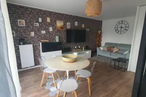 a living room with a table and chairs at Appartement T3 à Saint-Denis in Saint-Denis
