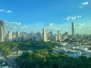 uma vista para uma cidade com edifícios altos e árvores em Encantare - Easy Life - Vaca em Goiânia