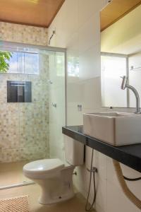 uma casa de banho com um lavatório e um WC em POUSADA CAJUEIRO em Santo Amaro