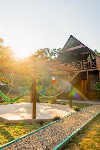 une maison avec une aire de jeux en face dans l'établissement Aroldo Amazon Lodge, à Puerto Maldonado
