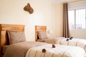 Tamraght Ou FellaCasa Janoub Morocco的有窗户的房间里有两张床