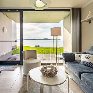 Χώρος καθιστικού στο Traumblick Rügen- Gemütliches Apartment mit traumhaftem Meerblick, Kamin, privater Sauna und Schwimmbadnutzung