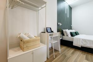 - une chambre avec un lit et un bureau avec un ordinateur dans l'établissement Sea City In Bed, à Naples