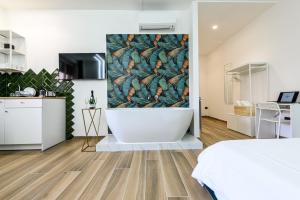 - une chambre avec une salle de bains pourvue d'une baignoire murale dans l'établissement Sea City In Bed, à Naples