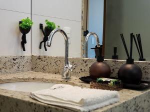a bathroom counter with a sink and a mirror at 01 Qt.| 2 Hosp. | Linda Vista | Goiânia Shopping in Goiânia +13 photos