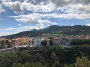 uma cidade com edifícios e uma montanha ao fundo em L’Attico Sul Fiume center home em Ascoli Piceno