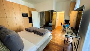 een slaapkamer met een bed en een spiegel bij Triangle City Center Apartment in Wenen