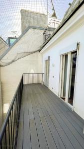 een balkon van een gebouw met een houten terras bij Triangle City Center Apartment in Wenen