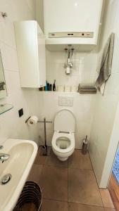 een kleine badkamer met een toilet en een wastafel bij Triangle City Center Apartment in Wenen