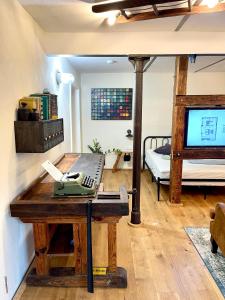Zimmer mit einem Schreibtisch mit Tastatur und einem Bett in der Unterkunft Igelnest Großthiemig in Großthiemig