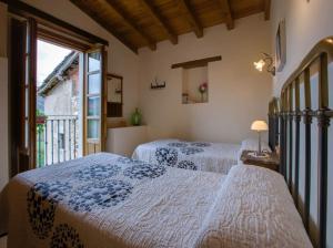 two beds in a room with a window at Casa Rural Juanbarterena in Ulzurrun