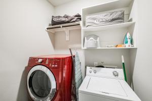 休斯頓的住宿－Amundsen Spacious Home Downtownheights，洗衣房配有洗衣机和洗衣机