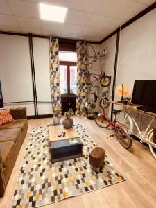 - un salon avec un canapé et une table dans l'établissement LA MARIEFACTURE - Comme à la Bicyclette, à La Petite-Pierre
