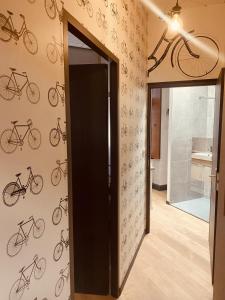un corridoio con biciclette appese al muro di LA MARIEFACTURE - Comme à la Bicyclette a La Petite-Pierre