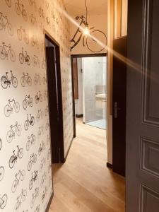 un couloir avec des dessins de vélo sur le mur dans l'établissement LA MARIEFACTURE - Comme à la Bicyclette, à La Petite-Pierre